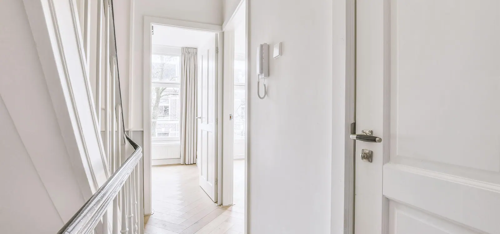 Marco y puerta interior en una vivienda.